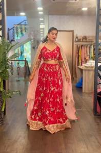 Juego de Lehenga Choli de estilo indio y pakistaní de diseñador en material de viscosa Georgette con impresionantes detalles de lentejuelas bordadas - Product Image 3
