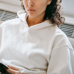 Venta al por mayor de logotipo personalizado de gran tamaño impreso en relieve sublimación hombres Streetwear pulóver Unisex sudaderas con capucha en blanco - Product Image 1