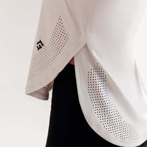 เสื้อกีฬากลางแจ้งเอนดูรา มูฟ ทีสีขาวนม ใส่สบายและใช้งานได้หลากหลาย - Product Image 5