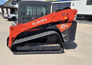 รถตักล้อยาง Kubota SVL97-2 ขนาดเล็ก 55 กิโลวัตต์ เครื่องยนต์ดีเซล ขับเคลื่อน 4 ล้อ แบบตีนตะขาบ น้ำหนักบรรทุก 5400 กิโลกรัม พร้อมเกียร์บ็อกซ์คุณภาพสูง - Product Image 2