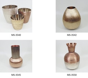 Vase à fleurs majestueux en métal doré Pot floral royal pour les grandes célébrations, les lieux de luxe et les intérieurs élégants - Product Image 4