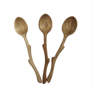 Cuchara de comedor de madera de sapeli tallada, ideal para servir y remover, que destaca la artesanía vietnamita y sus formas únicas. - Product Image 5