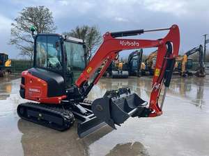 Miniexcavadora Kubota KX030-4 de Alta Eficiencia y Construcción Duradera para la Construcción, Tipo Oruga, Color Naranja y Negro - Product Image 6