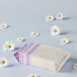 Toallitas Húmedas Mini 14cm x 15cm con Vitamina E, Aroma a Uva, para el Cuidado de la Piel - Product Image 1