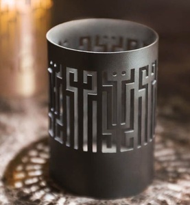 Bougeoir votif luxueux en fer forgé avec des détails élaborés pour créer une ambiance chaleureuse et invitante à la maison - Product Image 6