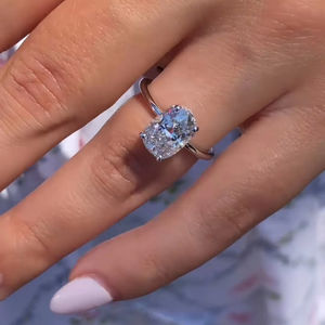 Anillo de compromiso de diamante de corte ovalado cultivado en laboratorio certificado por IGI, lujoso AJUSTE DE Halo Pave, anillo de regalo fino de estilo moderno de oro sólido de 14kt - Product Image 1