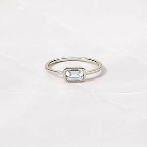 Anillo único hecho a mano de Plata de Ley 925 Zirconia cúbica corte esmeralda bisel de piedras preciosas ajuste elegante estilo clásico aniversario - Product Image 2