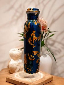 Bouteille d'eau traditionnelle indienne en cuivre floral émaillé avec finition polie et touche de bien-être authentique pour tous les âges - Product Image 6
