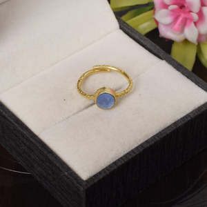 Anillo de hombre de Plata de Ley 925 con piedra preciosa de Calcedonia azul Juego de chapado en rodio de corte ovalado de 10mm en joyería de platino - Product Image 4