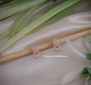 ต่างหูแบบติดหูทรงสี่เหลี่ยมประดับเพชรซิร์คอนชุบทอง ดีไซน์หรูหราทันสมัย ทำจากสแตนเลสสตีล เหมาะสำหรับงานปาร์ตี้ของผู้หญิง - Product Image 1