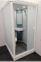 Toilettes portables préfabriquées en acier avec design de salle de bain moderne, couleur blanc-gris, dimensions 1,1x1,1x2,3m, garantie 5 ans pour les sites sportifs