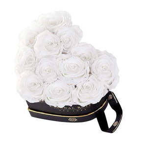 Boîte à roses éternelles Chelsea, boîte cadeau en plastique en forme de cœur, design exclusif de la boutique - Product Image 1