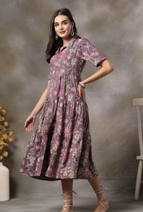 Robe mi-longue ajustée et évasée à imprimé floral de haute qualité pour femmes, design imprimé élégant, robe pour femmes pour les soirées - Product Image 2