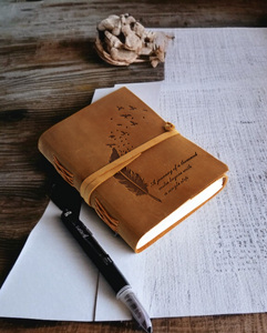 Pluma vintage grabada en cuero diario hecho a mano | Un cuaderno rústico Vintage para historias, bocetos totalmente hechos a mano atar - Product Image 2