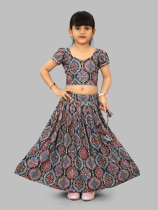 Lehenga Choli de Poliéster Negro con Estampado Floral Ajrakh para Niñas |   Traje Tradicional Étnico para Niños, Completamente Cosido, para Bodas y Fiestas - Product Image 2