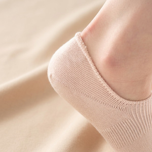 Calcetines Antideslizantes de Corte Bajo Resistentes al Olor para Hombre con Agarre de Silicona en el Talón y Diseño Acanalado Patentado de 90 Grados - Product Image 1