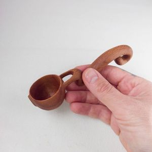 Cuillère à café en bois simple, devenue un compagnon quotidien pour des moments de préparation de café agréables dans les cuisines chaleureuses, toujours aujourd'hui - Product Image 1