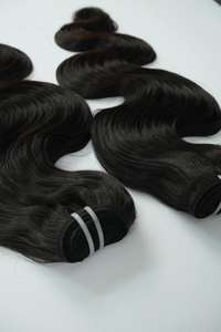 Extensiones de cabello humano crudo vietnamita de doble trama con ondas corporales de 20 pulgadas, cabello alineado con cutícula teñida a la venta - Product Image 3