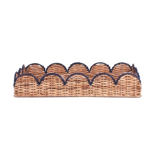 Bandeja de ratán festoneada pintada a mano en rosa, cesta decorativa tejida naturalmente de Vietnam por Viettimecraft. - Product Image 5