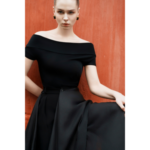 เสื้อถักบริโอน่ามาพร้อมกับการตัดไหล่ทรงสลิมฟิตที่ช่วยเพิ่มความเป็นสายของผู้หญิงด้วยเนื้อสัมผัสที่เป็นประกายและอ่อนนุ่ม - Product Image 4