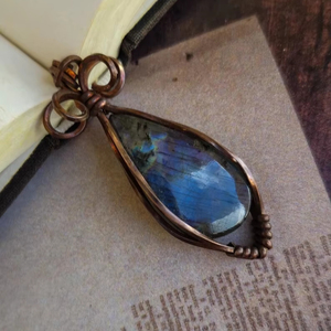 Pendentif géométrique en cuivre labradorite avec fil flash multicolore violet fait à la main Collier de pierres précieuses de style antique - Product Image 1