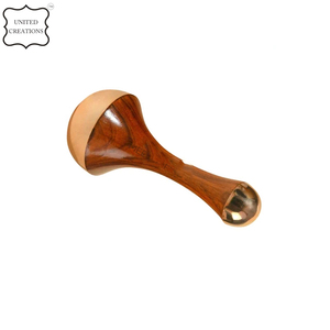 Masajeador de varita Kansa de doble cara marrón natural con mango de madera de teca para la desintoxicación corporal y la relajación profunda - Product Image 4