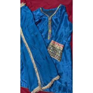 Elegante Vestido Azul Turquesa de Satén para Mujer, Silueta Holgada y Cómoda - Product Image 3