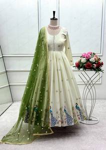 Lancement d'un nouveau look de tradition de designer Robe en soie lourde Dola Pent & Dupatta Set - Product Image 2