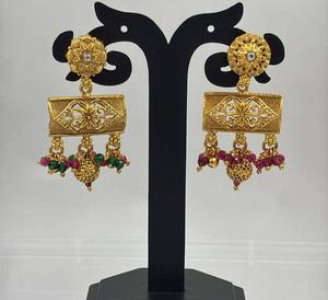 Hermosos Aretes Kundan Chapados en Oro de la Mejor Calidad, Estilo Tradicional, Colección para Bodas y Fiestas, para Mujeres y Niñas - Product Image 1