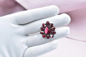 แหวนเงินแท้ 925 ชุบทองคำขาว ประดับดอกกุหลาบ ดอกดาเลีย และพลอยสีฟ้า  แบบปรับขนาดได้ งานแฮนด์เมด สไตล์วินเทจ ได้รับการรับรอง เหมาะสำหรับทั้งชายและหญิง ใช้ในงานแต่งงาน - Product Image 2