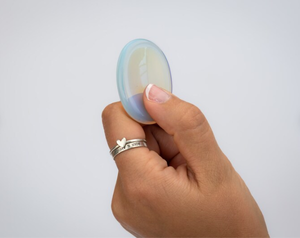 Pierres précieuses sculptées à la main en cristal Opalite, pierres d'inquiétude, pierre de poche - Product Image 2