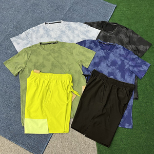 ชุดกีฬาผู้ชาย 2 ชิ้น เสื้อยืดและกางเกงขาสั้น สำหรับวิ่งและออกกำลังกาย ผ้าโพลีเอสเตอร์ 100% น้ำหนักเบา ระบายอากาศได้ดี เหมาะสำหรับออกกำลังกายและฟิตเนส - Product Image 6