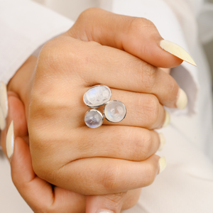 Fait à la main 100% véritable juin pierre de naissance arc-en-ciel pierre de lune trilogie anneaux 18K or blanc trois pierres anneau bijoux fins pour les femmes - Product Image 2