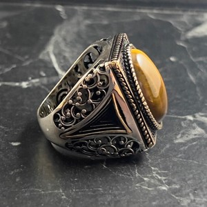 Anillo de Plata de Ley 925 Auténtica para Hombre con Piedra de Ojo de Tigre Marrón Natural Bordada con un Diseño Especial - Product Image 5