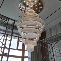 Lustre en cristal multi-niveaux de luxe sur mesure à hauteur réglable pour salon et escalier, idéal pour projets de villas contemporaines européennes