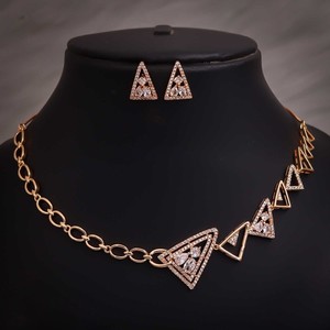 Ensemble collier et boucles d'oreilles plaqué or élégant Alliage de haute qualité et pierres en zircone cubique (AD) Accessoire de mariage tendance et élégant - Product Image 2