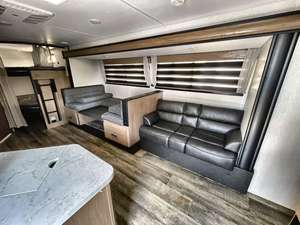 Autocaravana Usada 2023 F-o-r-e-s-t R-i-v-e-r Grey W-o-l-f 26DBH - Product Image 2