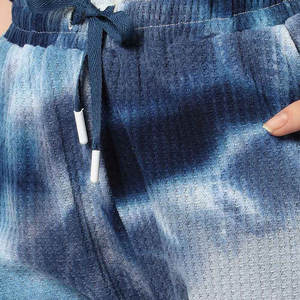 Ensemble de shorts à capuche d'hiver pour femmes élégantes, léger et écologique avec motif solide et logo imprimé - Product Image 5