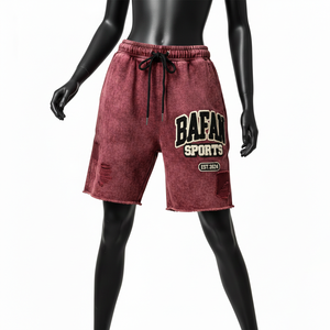 Shorts de Felpa de Algodón Premium de 300 GSM con Lavado Ácido, Color Granate, Estilo Vintage, Parche de Chenilla, Logotipo Personalizado, Ropa Urbana para Mujer - Product Image 4