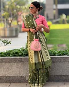 Tissu en coton Banarasi pur et lisse pour l'été, imprimé numériquement, couleur verte, magnifique saree à vendre - Product Image 3