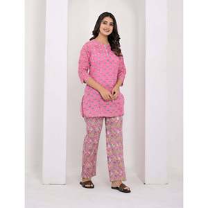 ชุดเซ็ตผ้าฝ้ายสีชมพูประดับกระดุม ไซส์ XS/XS เสื้อแขนสามส่วนและชุดลำลองสำหรับผู้หญิงแบบ 2 ชิ้น - Product Image 1