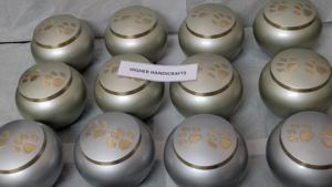 โกศเผาศพสัตว์เลี้ยง พร้อมสลักรอยเท้าสีทอง ผิวสีเงิน |   ผู้ผลิตโถใส่สัตว์เลี้ยงโลหะขายส่ง - Product Image 6