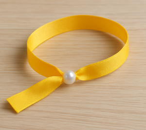 Pulsera de Seguridad Ajustable Negra de Poliéster/ABS para Festivales, Conciertos y Eventos, con Logotipo Personalizado, Cierre Seguro y Impresión a 1 Color - Product Image 1