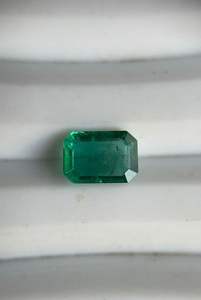 Esmeralda verde natural facetada, elegante y hermosa, con corte octogonal. - Product Image 3