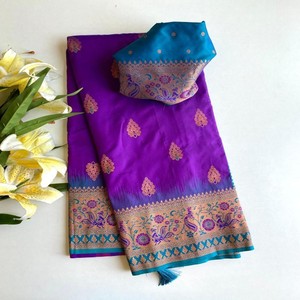 Sari de Seda Paithani de Lujo VASTRA COTTAGE con Tejidos Zari, Borde Meenakari de Pavo Real, Pallu en Contraste y Borlas de Diseñador - Product Image 1