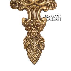 Aplique de pared de latón antiguo con diseño de tres brazos Detalles de hojas adornadas y tonos de tela para interiores de lujo clásicos - Product Image 3