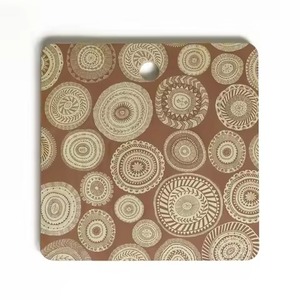 Planche à découper élégante ronde en bois personnalisée avec un artisanat de haute qualité parfait pour la cuisine moderne et la salle à manger - Product Image 4