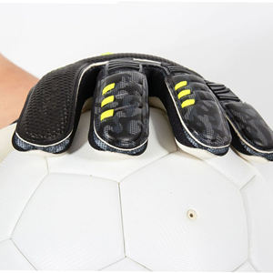 Gants de gardien de but de football Dark Camo avec doigts renforcés et paume antidérapante pour l'entraînement et l'utilisation en match - Product Image 6