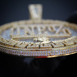 Colgante de piedra Moissanite redondo HipHop 4CT con estilo, acabado en oro amarillo de 14 quilates con logotipo, abalorio chapado en oro - Product Image 2