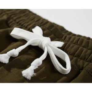 Short d'été basique cinq quarts pour hommes, taille moyenne, en coton léger de couleur unie avec logo personnalisable OEM - Product Image 2